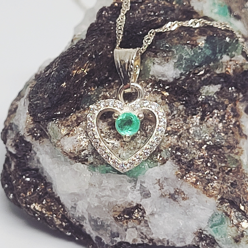 Elegant Silver Heart Pendant with Emeral Natural